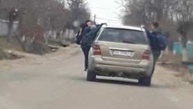 Surprinsă în timp ce „transporta” patru copii agățați de suporturile exterioare ale SUV-ului. Tânăra din România a fost amendată